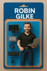 Robin Gilke als Actionfigur in einer Blisterverpackung, mit Laptop, Bildschirm, Tastatur, zwei Mäusen und einem Schild „CTO“